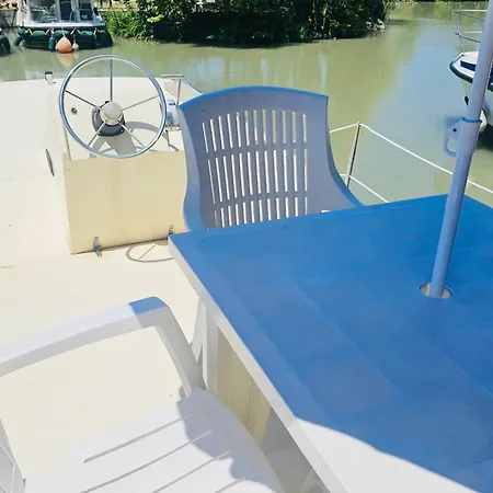 Bateau Sécurisé à Quai - 6 Pers. - Api-1-46-30 *